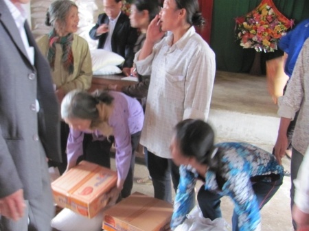 Trang tin tổng hợp Hà Tĩnh news cùng phối hợp tặng quà cho người nghèo, người tàn tật
