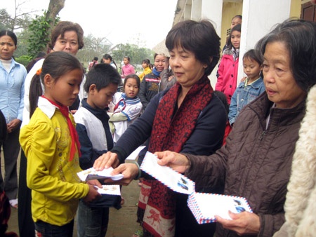 Hai Việt kiều từ Mỹ và Úc trao quà cho người nghèo Hà Tĩnh
