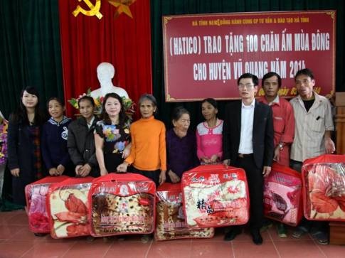 Hà Tĩnh: Trao 100 chăn ấm cho người nghèo