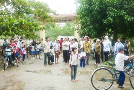 Hà Tĩnh: Phản đối nhập trường, hàng trăm học sinh xã Đức Lâm không được đi học