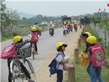 Chuyện hiếm ở Hà Tĩnh: HS đi bộ hay xe đạp cũng đội mũ bảo hiểm