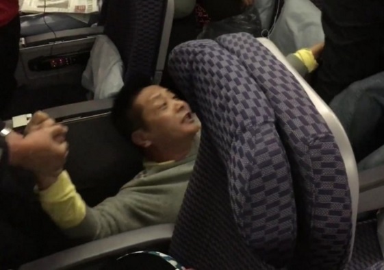 Giáo sư đòi ngồi ghế hạng nhất trên máy bay bị sa thải