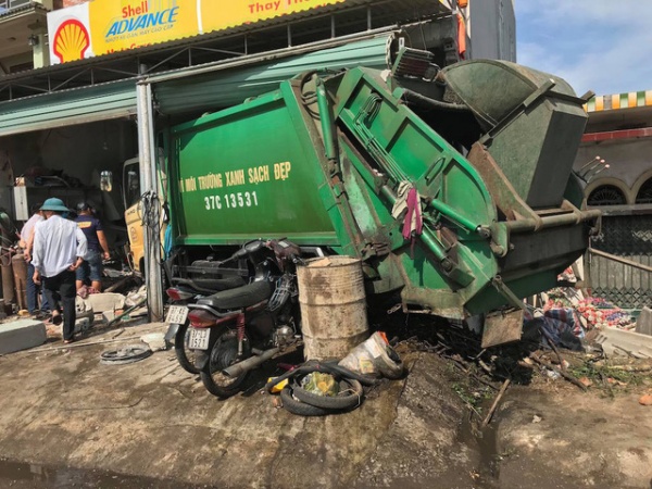 Nghệ An: Xe chở rác "mất lái" đâm vào nhà dân, 3 người nhập viện