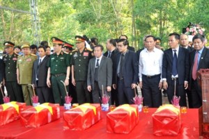 Lễ tưởng niệm các anh hùng liệt sĩ đã hi sinh trên đất bạn Lào. Ảnh: Minh Lý