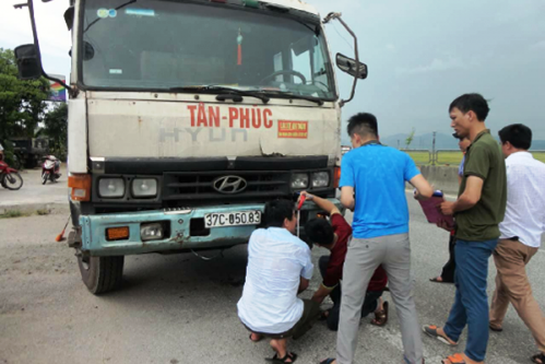 Hiện trường vụ tai nạn giao thông làm một phụ nữ tử vong khi phơi lúa trên quốc lộ. Ảnh: Vietnamnet