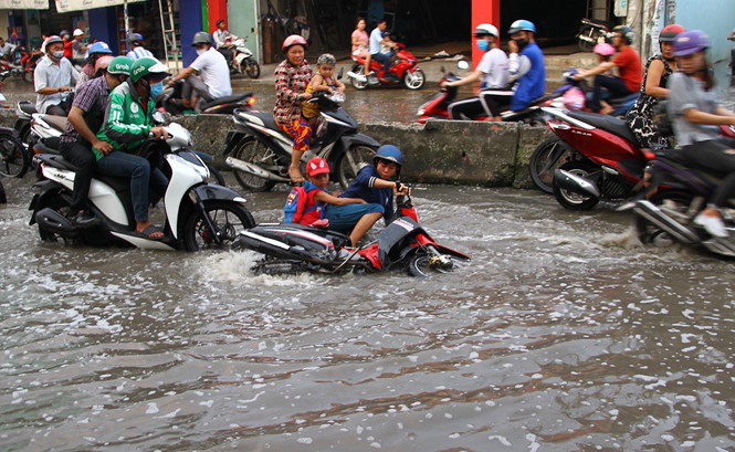 Miền Trung vào cao điểm mưa lũ, miền Nam còn ngập do triều cường