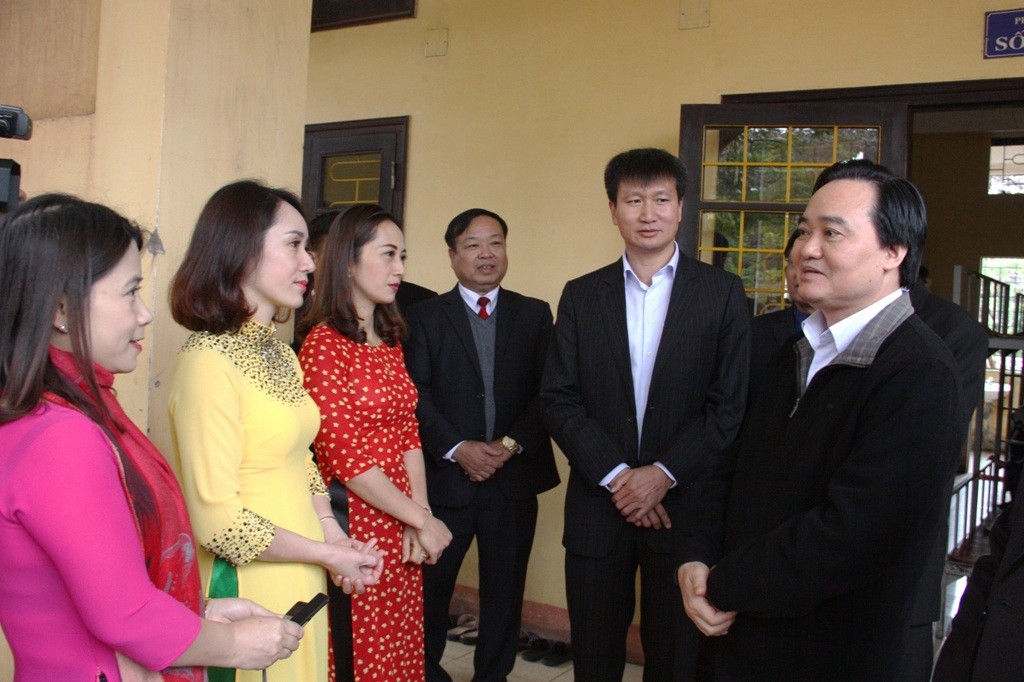  Bộ trưởng Phùng Xuân Nhạ trò chuyện với các giáo viên trong chuyến công tác tại Yên Bái vào cuối năm 2018.