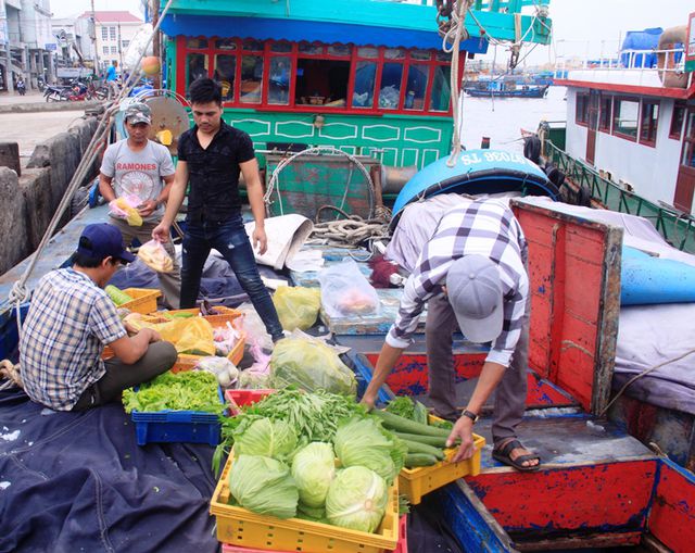 Ngư dân Bình Định chuẩn bị ăn Tết Nguyên đán trên biển