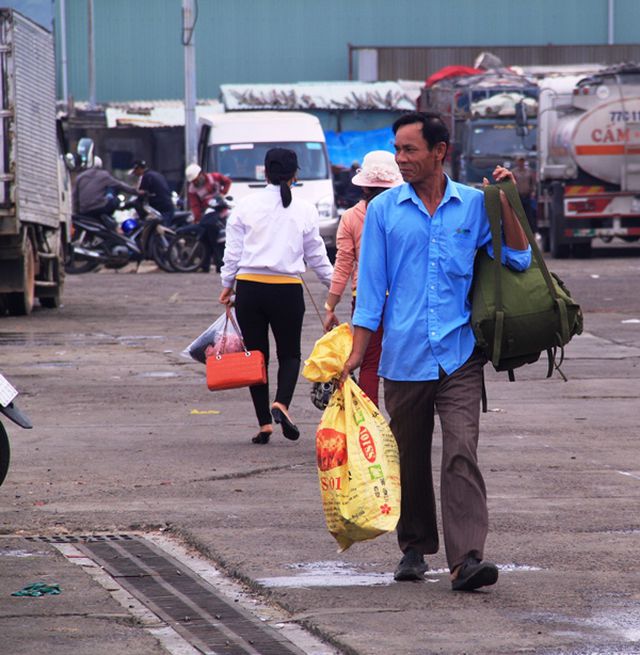 Ngư dân khăn gói lên tàu đánh bắt thủy hải sản dịp Tết Nguyên đán.