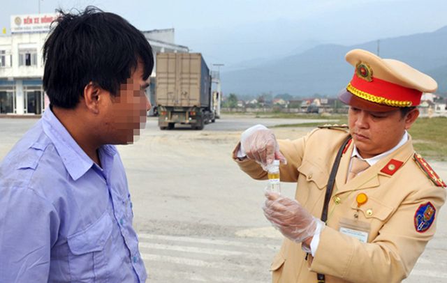 Cán bộ Phòng CSGT Công an Hà Tĩnh test nhanh, kiểm tra liệu tài xế này có sử dụng ma túy hay không.