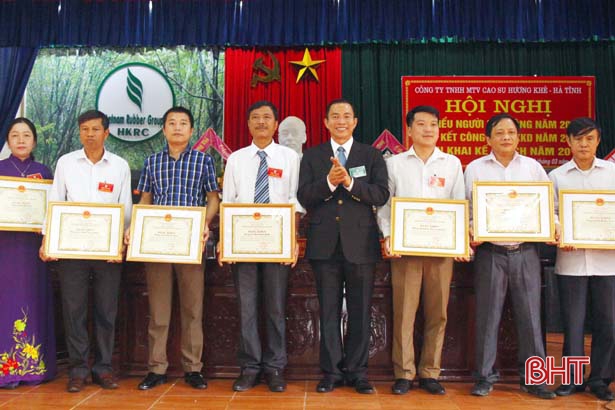 Đại diện lãnh đạo Tập đoàn Công nghiệp Cao su Việt Nam trao bằng khen cho các tập thể, cá nhân hoàn thành xuất sắc nhiệm vụ năm 2018
