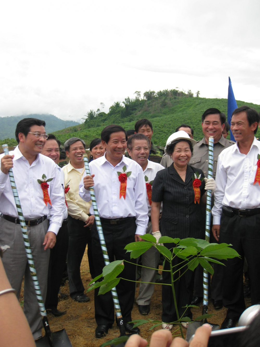 Nguyên Phó Chủ tịch nước Nguyễn Thị Doan trồng cây cao su tại cty cao su tỉnh Nghệ An
