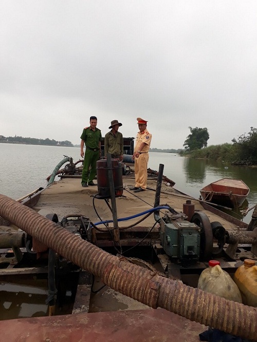 Lực lượng chức năng Công an Hà Tĩnh kiểm tra người và phương tiện hút cát trái phép trên sông
