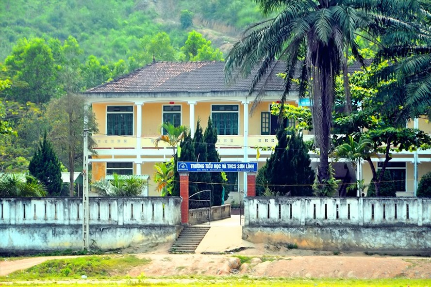 Trường Tiểu học và THCS Sơn Lĩnh (Hương Sơn-Hà Tĩnh), nơi 9 giáo viên bị 'gác' lương. Ảnh: Minh Lý 