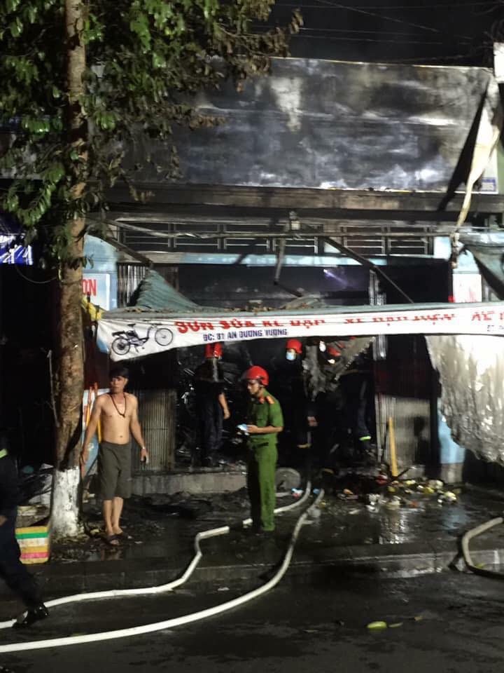 3 người dân ở Thừa Thiên - Huế chết thương tâm khi ngôi nhà bốc cháy dữ dội trong đêm.