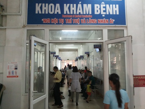 Người dân tham gia BHYT đến khám chữa bệnh tại Bệnh viện TP Hà Tĩnh