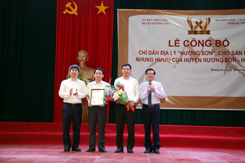 Lãnh đạo tỉnh Hà Tĩnh trao chứng nhận đăng ký chỉ dẫn địa lý Hương Sơn cho sản phẩm nhung hươu Hương Sơn. Ảnh PV