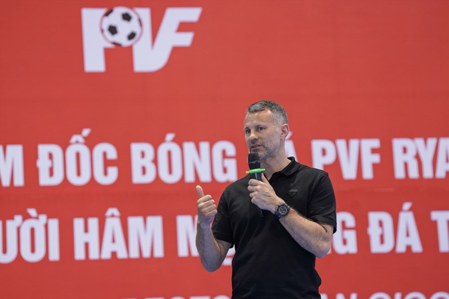 Danh thủ Ryan Giggs tại Hà Tĩnh. Ảnh: XK