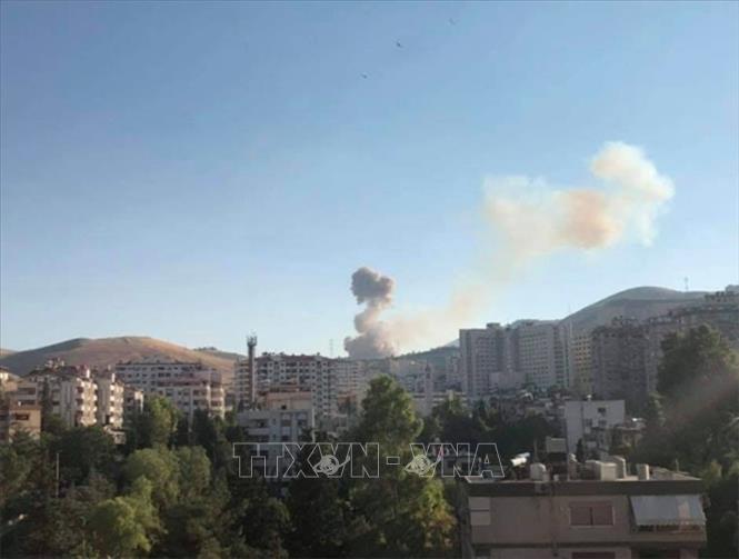 Khói bốc lên tại hiện trường vụ nổ kho quân sự ở Damascus, Syria ngày 15/6/2019. Ảnh: RT/TTXVN