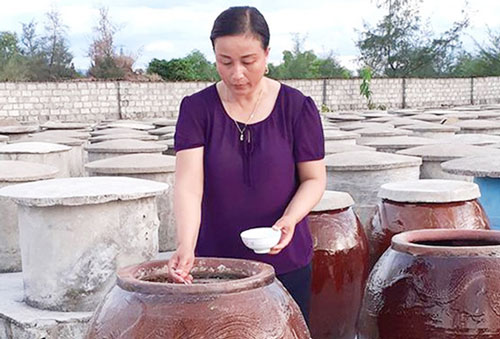  Nước mắm của gia đình chị Miện nổi tiếng với hương vị thơm ngon đặc trưng.