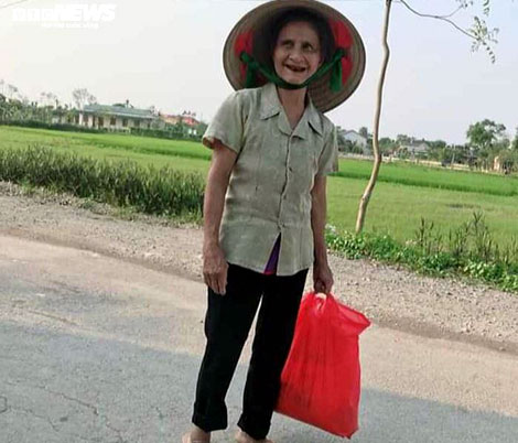 Bà lão hơn 70 tuổi đi bộ 2km ủng hộ gạo cho khu cách ly Covid-19 ở Hà Tĩnh