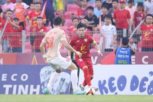 HLV Mano Polking ra mắt CLB CAHN bằng trận thua “sốc” trước HL Hà Tĩnh