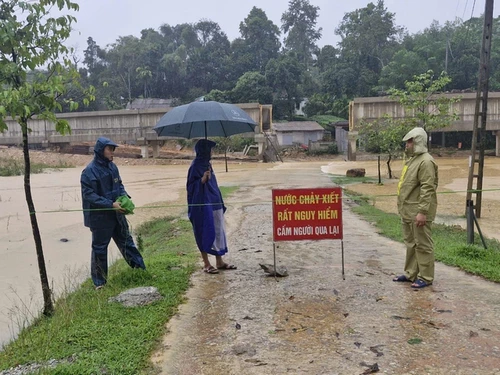 Hà Tĩnh: Hơn 10.000 học sinh nghỉ học, nhiều tuyến đường bị ngập do mưa lũ