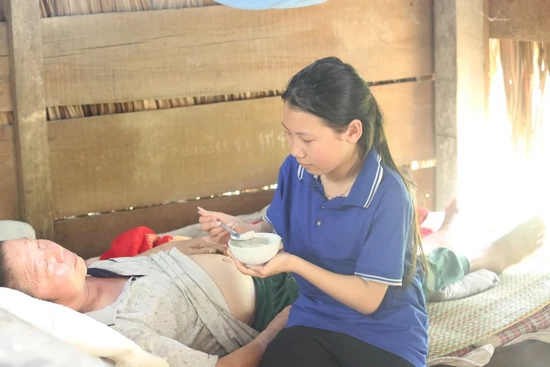 Rớt nước mắt cô bé lớp 7 hiếu học cầu xin sự giúp đỡ để cứu mẹ, cứu cha!