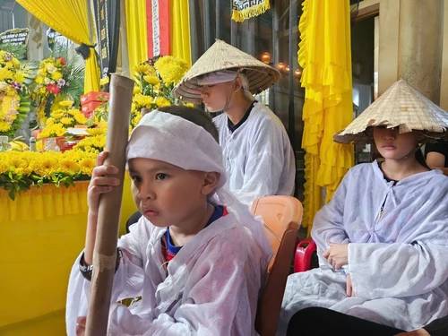 Quặn lòng 3 con thơ chưa mãn tang mẹ lại mất cha